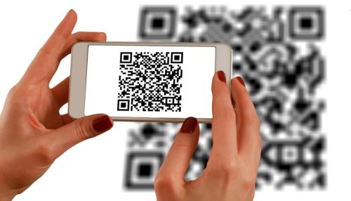 Personne qui scanne un QR code